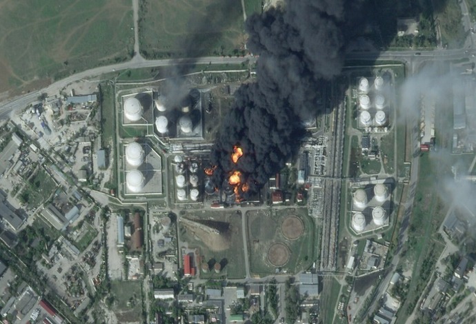 クリミア半島のロシア軍が徐々に弱体化？ 巨大な石油基地に大きな被害か…英国防省が衛星画像を公開！