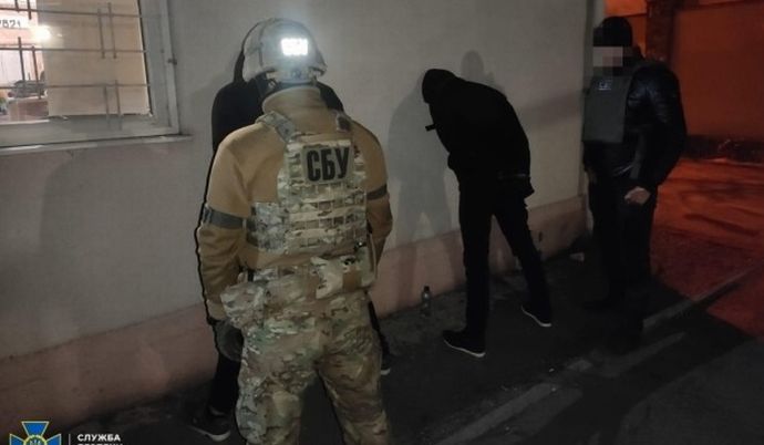 ウクライナ保安局がヘルソン市民に偽装したロシア兵を拘束…破壊工作目的か！