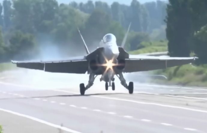 スイス空軍、高速道路でFA-18戦闘攻撃機の離着陸演習を実施…36時間通行止めに！