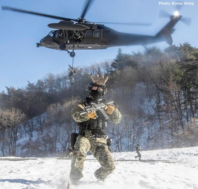 韓国陸軍特殊戦司令部の隊員が厳しい環境下での冬季訓練風景を公開！