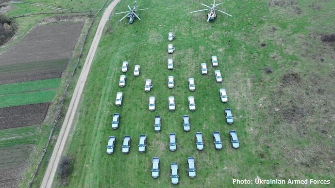 ウクライナ軍を支援する財団が陸軍ヘリコプター旅団にピックアップトラック40台を提供！