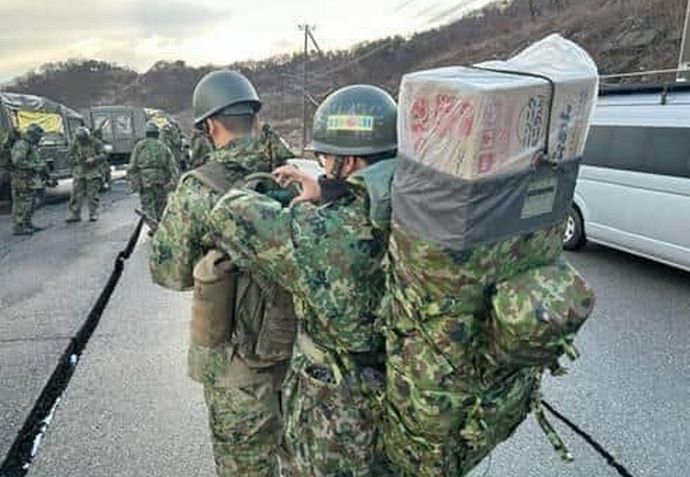 「一般人には通行不能」自衛隊の物資輸送にネット驚愕…孤立地域への悪路を徒歩で前進！