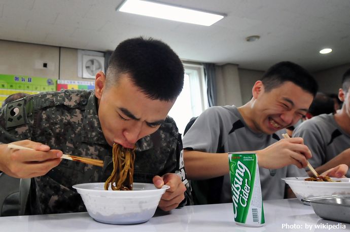 多く食べるから？韓国の「軍人だけ330円割高」焼肉食べ放題に批判集中！