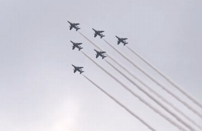航空自衛隊の曲技チーム「ブルーインパルス」が能登上空に…1日順延で被災者に元気づけ！