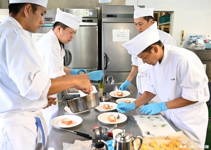 海産物食べて応援…海自第4術科学校の調理実習でフルコース形式の西洋料理に挑戦！