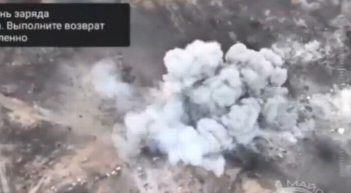 ロシア軍が自国内の村に空爆を実施…直撃したビルが爆発する瞬間などの映像！