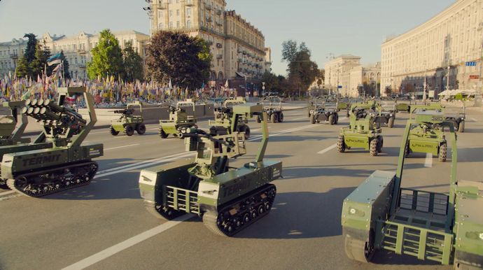 ウクライナ独立記念日、戦時下でパレードは不可能で代わりに地上ロボットが走行！