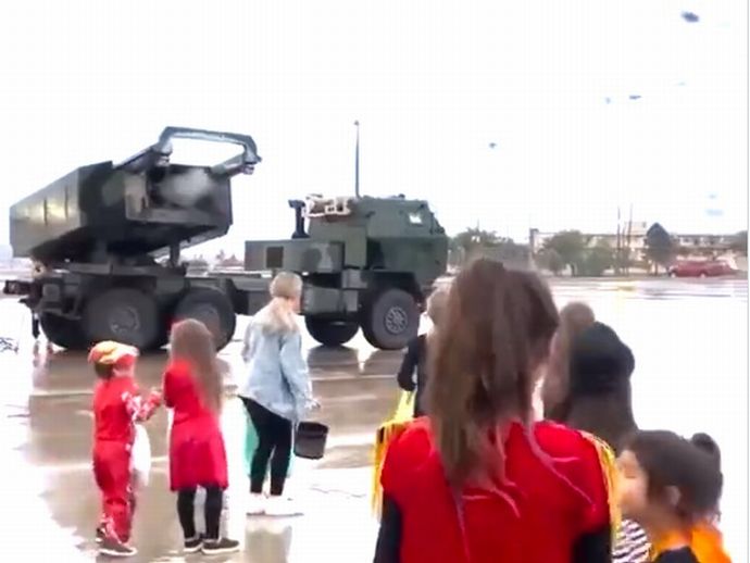 高機動ロケット砲「HIMARS」から発射されたお菓子に殺到する子供たち！