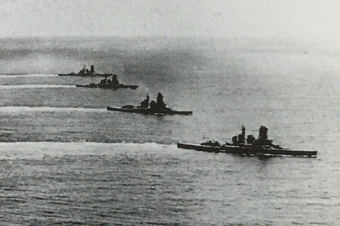 米最新鋭戦艦はもう米軍の空母の機動部隊の護衛になっていたから大和との撃ち合いとかないだろ！