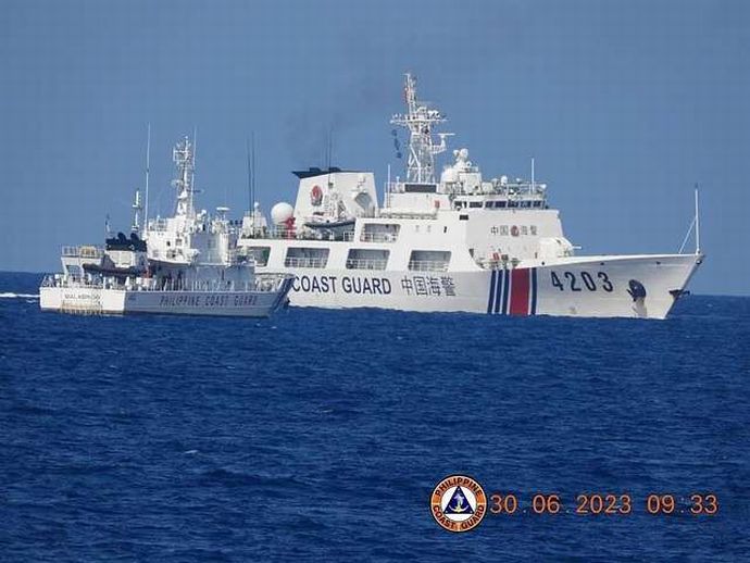 中国海警局船の放水でフィリピン公船1隻が損傷…南シナ海で妨害行為が常態化！