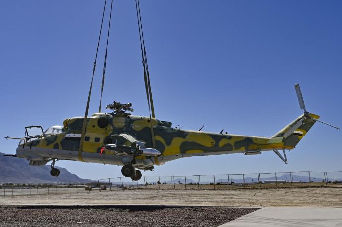 ネリス米空軍基地、戦闘ヘリMi-24、対空ミサイルSA-13など敵対脅威訓練施設に展示されていた兵器を移動！