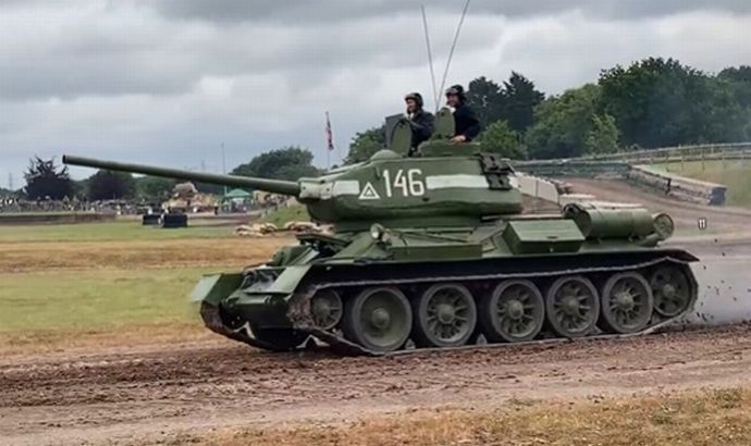 流石のロシア軍もT-34戦車は実戦投入出来なかった模様…式典用車両を訓練に使用！