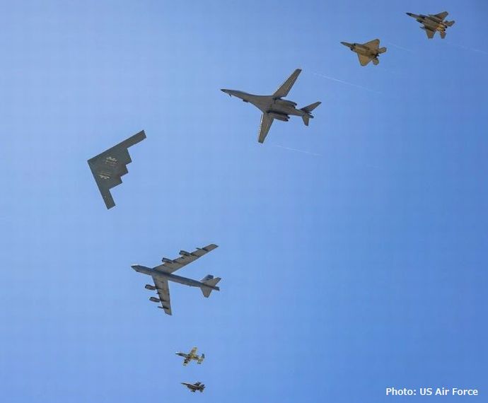 7機種編隊を率いる米空軍のB-2スピリット戦略爆撃機…マイアミビーチ上空！