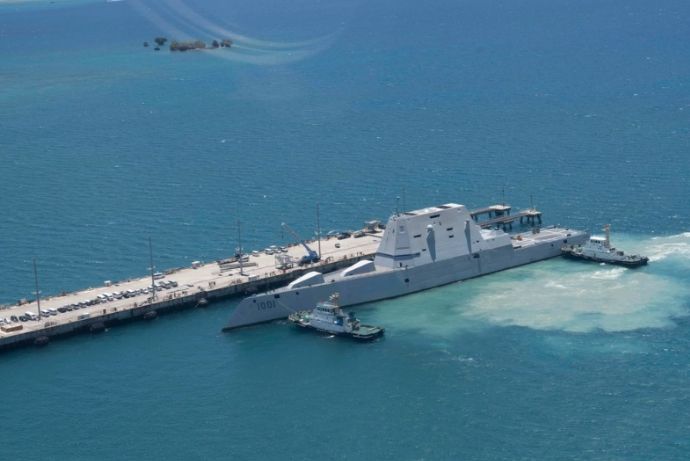 米海軍のズムウォルト級ミサイル駆逐艦「マイケル・モンソール」…沖縄のホワイトビーチに停泊！