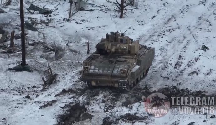ウクライナ軍のM2ブラッドレーが、ロシア軍のT-90M戦車をボッコボコにして破壊！