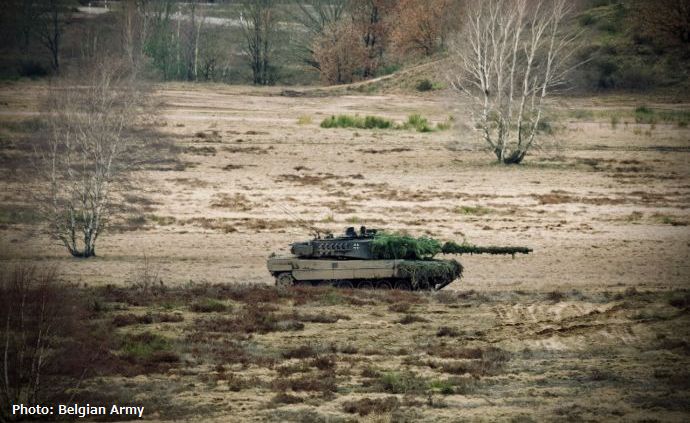 リトアニアの森をドイツ軍戦車が疾走…NATO戦闘集団が防衛戦術訓練を実施！