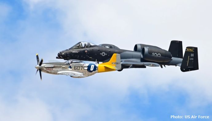 米空軍の対地攻撃機A-10CデモンストレーションチームがP-51マスタングと飛行！