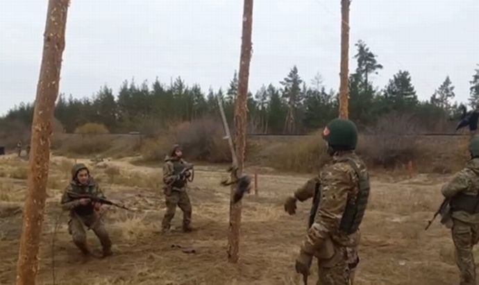 ロシア軍歩兵がFPVドローンからの回避を学ぶ訓練？！