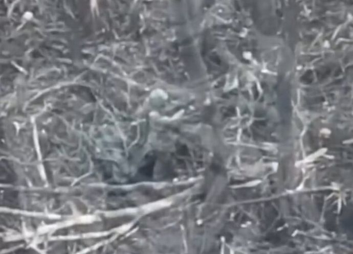 RPGロケットランチャーの撃ち方すら知らない素人ロシア兵…後部を肩に当てて撃った結果！