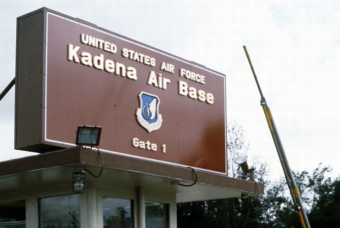 建造物侵入で米空軍所属の2等軍曹を逮捕、路上で車を破壊しまくる…沖縄県北谷町！