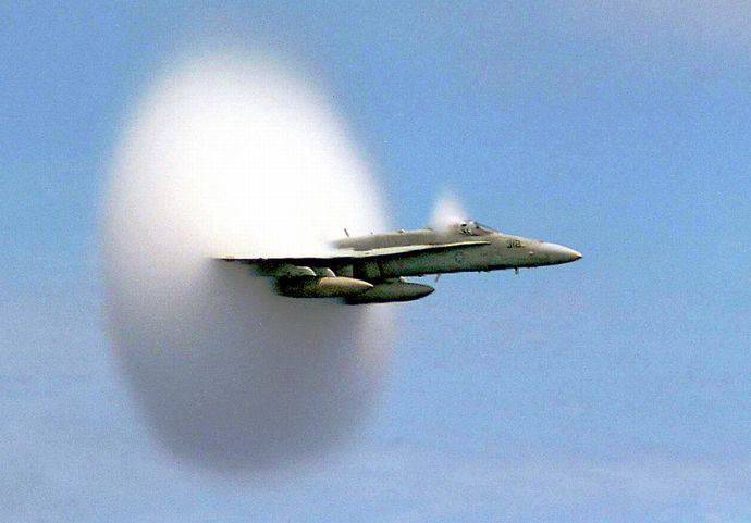 謎のソニックブームを地中海沿いで観測…隕石の可能性も！