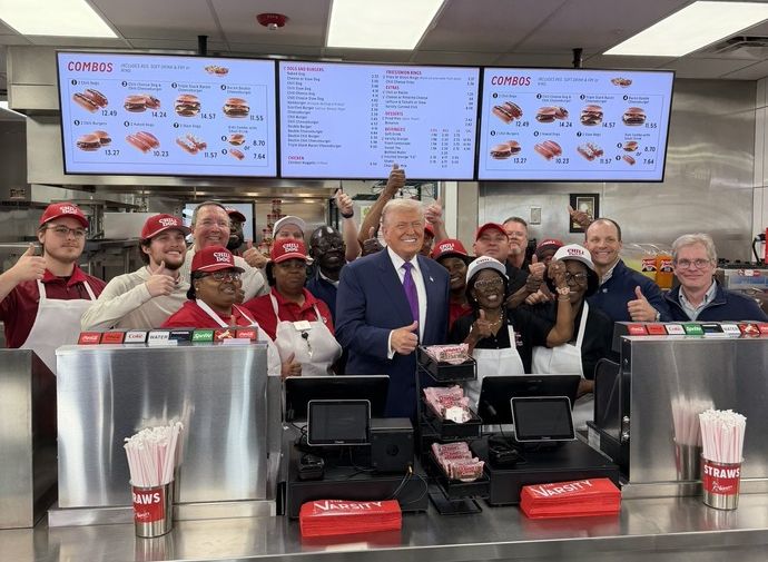 トランプ大統領、ジョージア州ファストフード店でエアフォースワン全員分のハンバーガー購入！