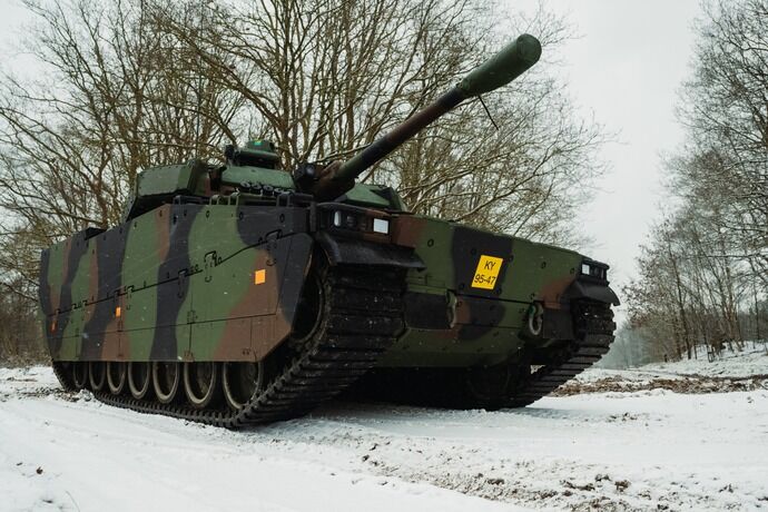オランダ陸軍機械化旅団、CV90歩兵戦闘車で雪上での防衛訓練を実施！