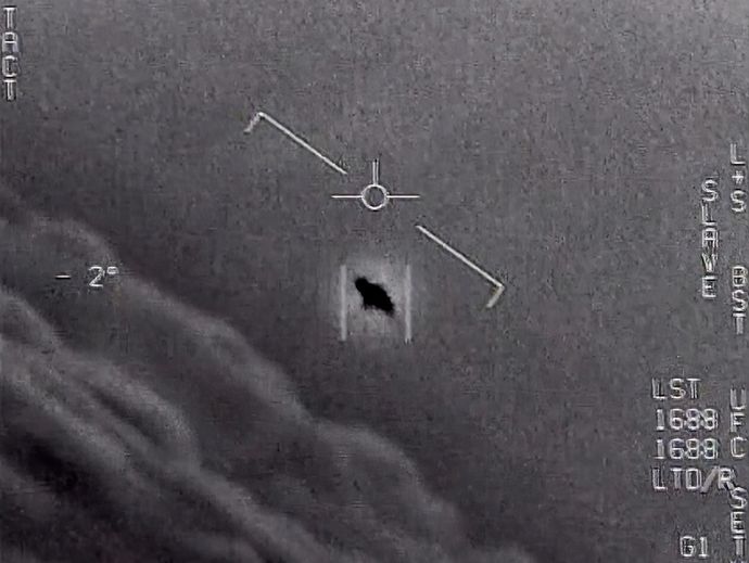 NASAの元宇宙飛行士がUFOを目撃？…米上空飛行中に複数の球体を発見！