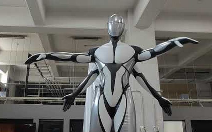 4本腕の人型ロボット「HL-ZERO」を開発、高さ約4m、空気で膨らむ外装を金属骨格で動かす…万博で公開へ！
