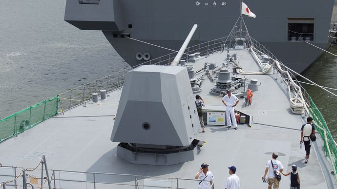 横須賀の海上自衛官「艦艇公開でここから撃ったらディ◯ニーランドまで届くかいつも聞かれ困る」！