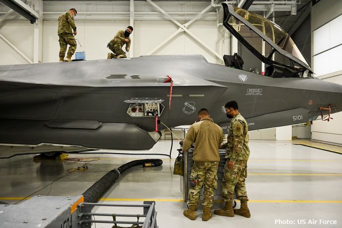 F-35整備士「エンジン異物確認ヨシ」…懐中電灯置き忘れたままエンジン始動し修理代6億円！