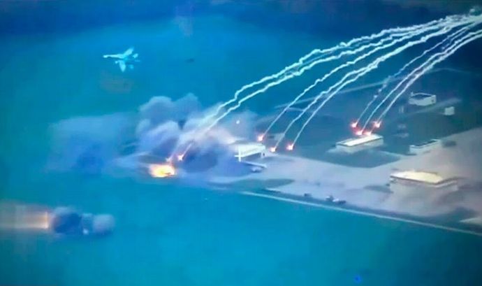 グレイヴォロン検問所へのロシア軍Su-34爆撃機の爆撃の様子…低空飛行から無誘導爆弾を投下して外す！