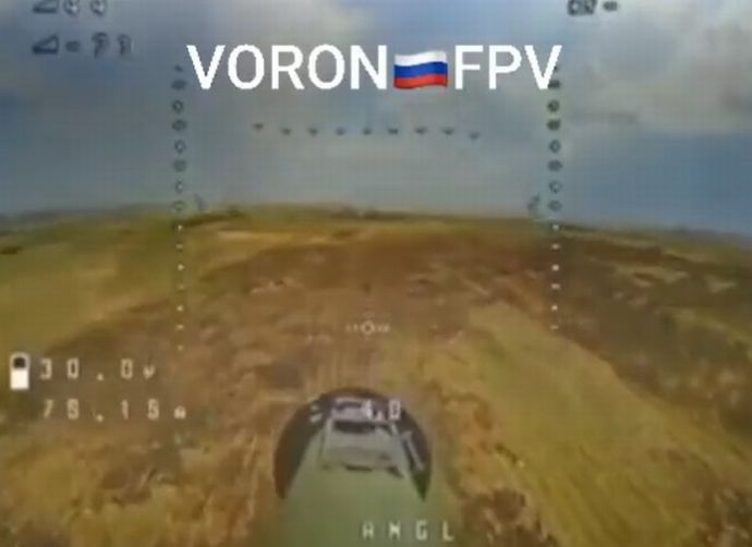 ロシアのFPVドローンが携行型対戦車擲弾「RPG-26」を発射…その後コントロール不能に！