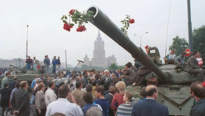 ソ連崩壊の二の舞い、軍拡競争でプーチン体制崩壊の可能性…ポーランド外相「ブレジネフと同じ道を歩んでいる」！