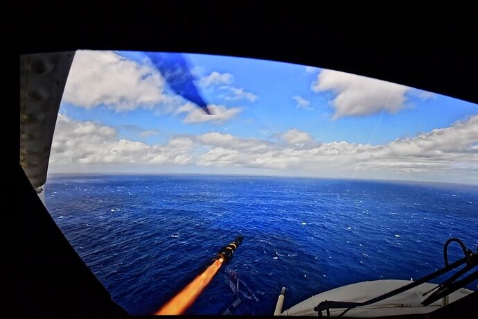 海自護衛艦「てるづき」搭載のSH-60K哨戒ヘリ、ハワイ沖で空対艦ミサイルASMの射撃を実施！