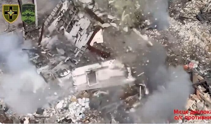 サーモバリック弾を搭載したドローンでロシア軍の隠れ家を木っ端みじんに破壊！