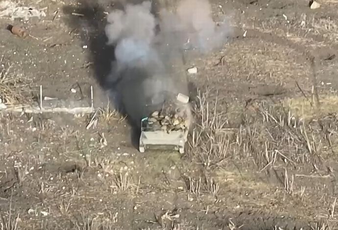 ロシア軍のBMP歩兵戦闘車が突撃、車上の兵士たちに砲弾が炸裂！