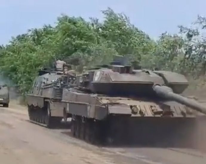ベルゲパンツァー3戦車回収車に回収されるレオパルト2A6戦車！