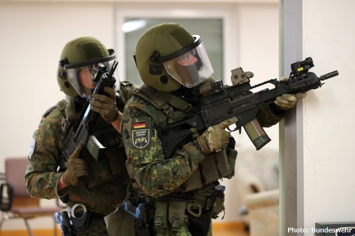 ドイツ連邦軍憲兵隊が指名手配犯を逮捕する捜索・確保訓練を公開！