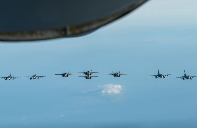 空自百里基地に米軍のF-35A戦闘機がずらっと並ぶ…14日まで12機が展開！