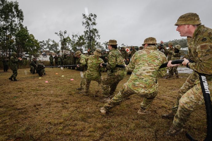 陸自隊員と豪陸軍兵士が親善綱引き大会を実施…タリスマンセーバー2023！