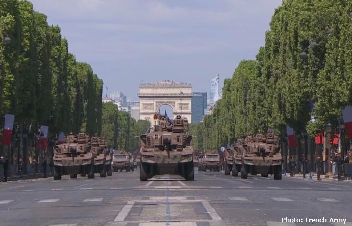 フランス・パリのシャンゼリゼ通りで革命記念日恒例の軍事パレードが開催！