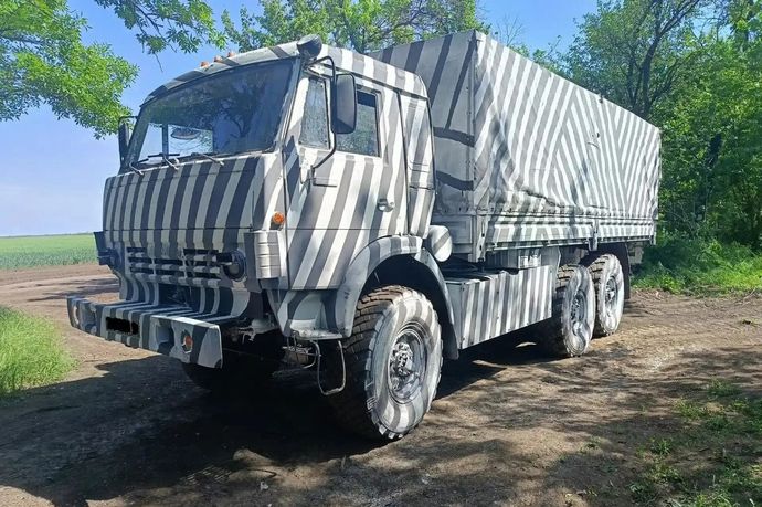 ロシア軍トラック、ウクライナのAI搭載標的捕捉ドローンを混乱させるため白黒迷彩に！