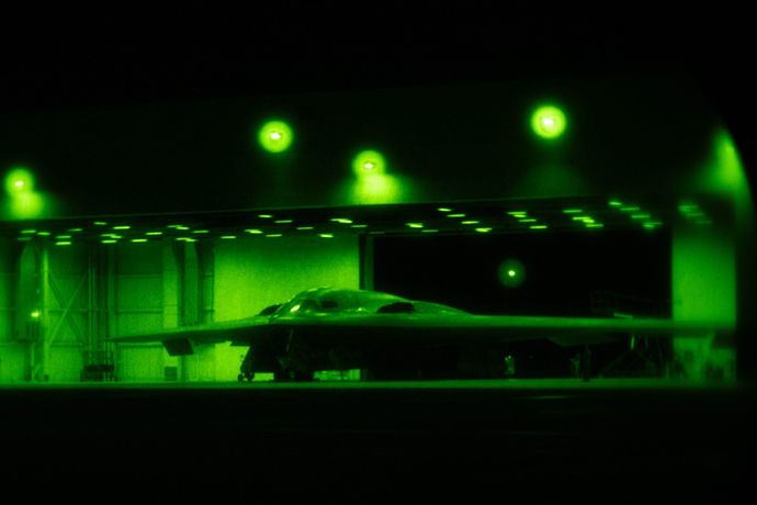 作戦名「ミッドナイト・ハンマー」、米軍は追跡可能な「おとり」B-2爆撃機を太平洋方面に向かわせ情報操作！