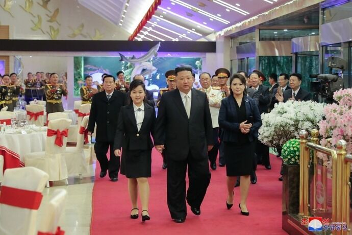 金正恩氏が北朝鮮の特権層向けに「フェラガモとグッチ」を大量注文…靴やトートバッグなど！