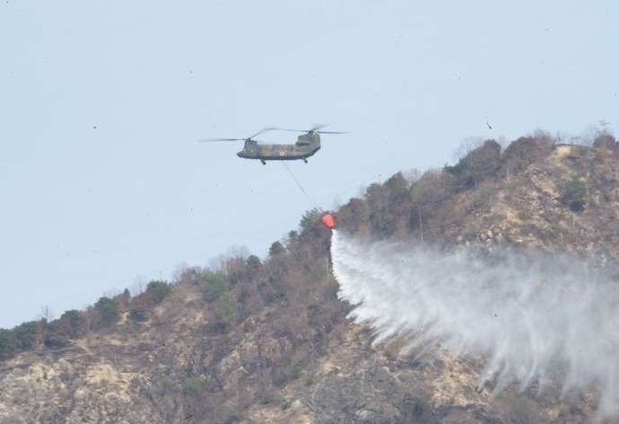 山梨の山火事、自衛隊へリなどからの消火活動も「強風と乾燥」で燃え広がる！