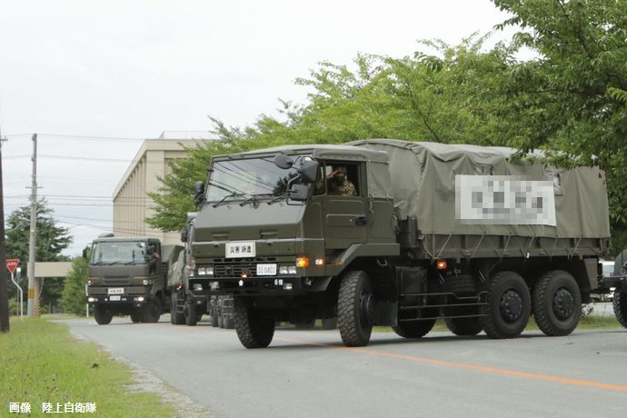 災害派遣の陸上自衛隊大型トラックが民家に突っ込む、住民や隊員は無事…石川県七尾市国道249号！