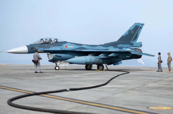 岩国海兵隊基で空自F-2戦闘機に給油するシミュレーションを行う海兵隊員！