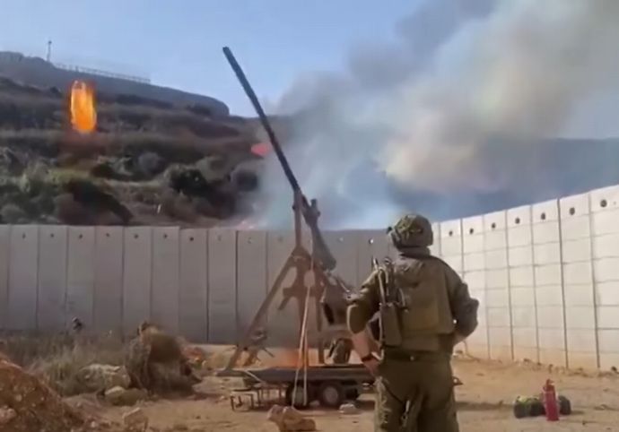 イスラエル軍が「投石機」でレバノンを攻撃…火のついた球体を国境越しに打ち込み！