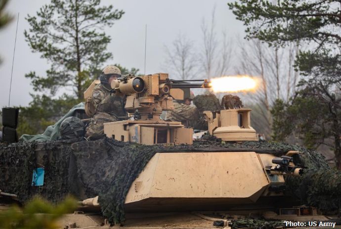 米陸軍のM1A2エイブラムス戦車に搭載した12.7mm口径のガトリングを操作する戦車小隊長！
